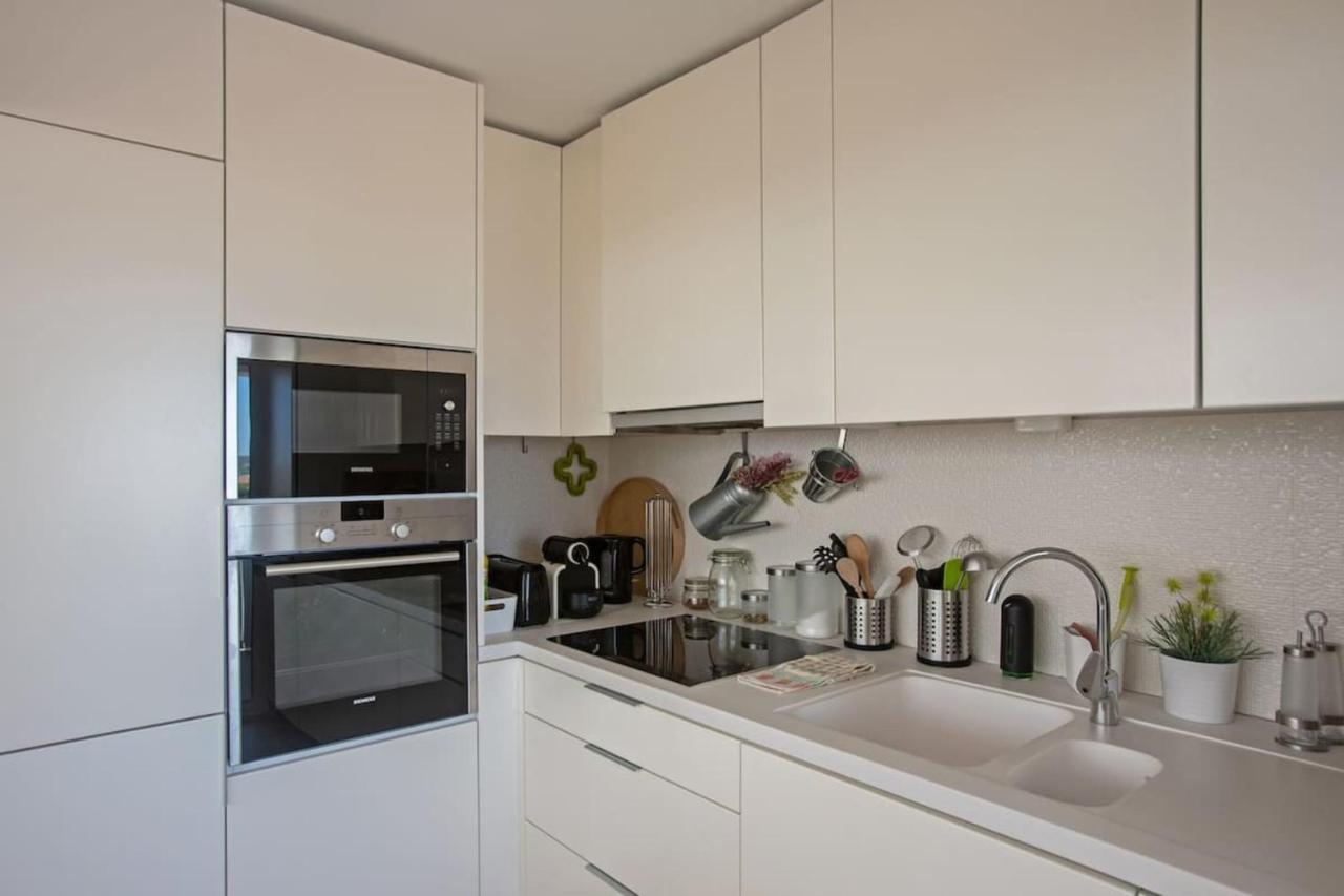 Magnificent 1 Bedroom Apartment With Views Over The Ocean Costa de Caparica Eksteriør billede