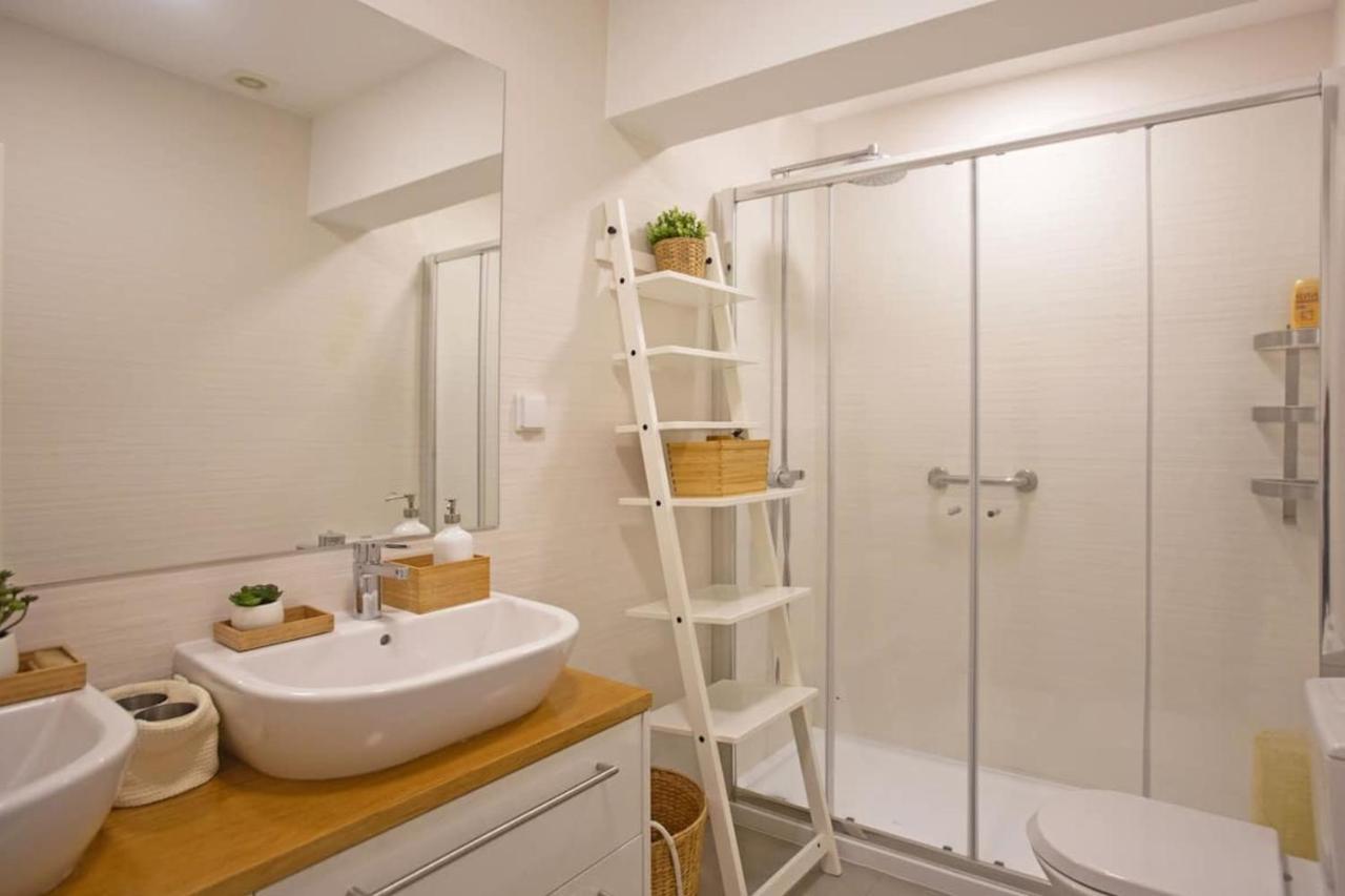 Magnificent 1 Bedroom Apartment With Views Over The Ocean Costa de Caparica Eksteriør billede